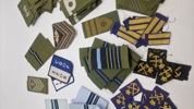 Samling originale militære mærker