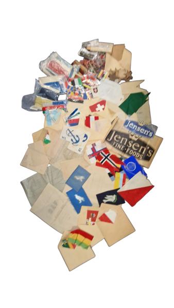 Samling bordflag flag, bannere mm. fra nedlagt Dansk flagfabrik 