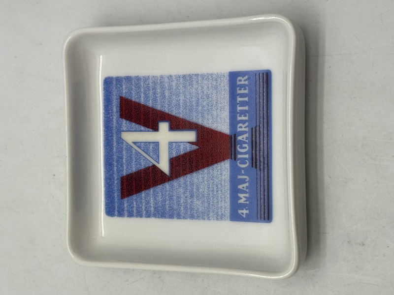 Askebæger med reklame for 4 maj cigaretter, fremstillet hos B&G