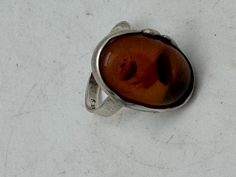 Fingerring af sølv med indlæg af slebet rav