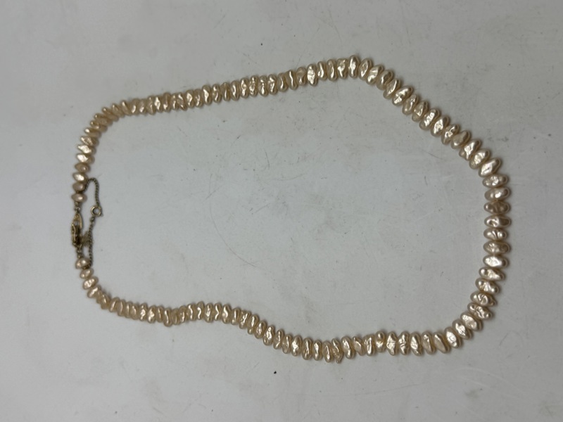 Perlekæde med ægte perler og lås af forgyldt sterlingsølv