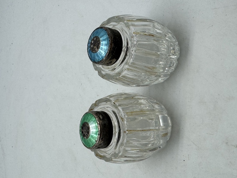 Salt og pepper sæt af krystalglas med låg af emaljeret sterlingsølv