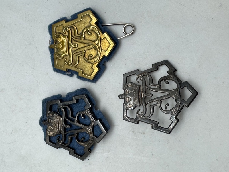 Originale regimentsmærker fra danske livregiment. To stk forsølvede og det sjældne massive 