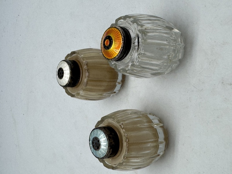 Salt og pepper af krystalglas og låg af emaljeret sterlingsølv
