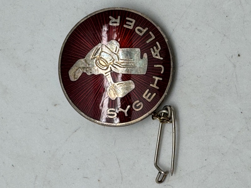 Original broche af emaljeret sterlingsølv for sygehjælpere