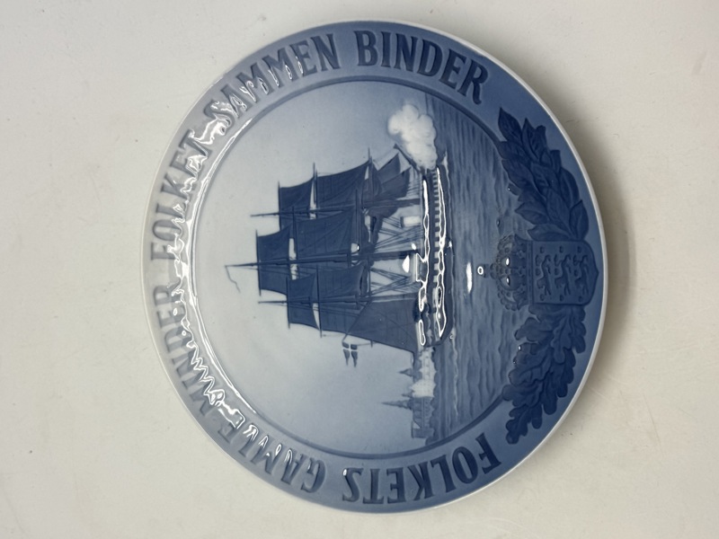 Original mindeplatte fra Royal Copenhagen fra 1926 med Skoleskibet Dannebrog. Lavet i begrænset oplag på 1903 eks.