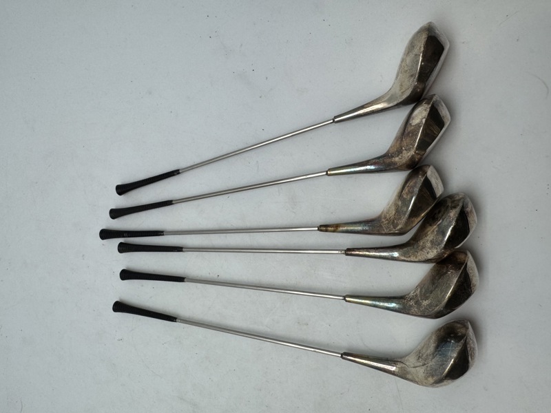 Samling miniature golfkøller af nysølv