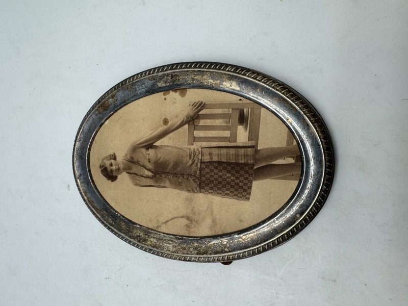 Ældre foto med ramme af nysølv