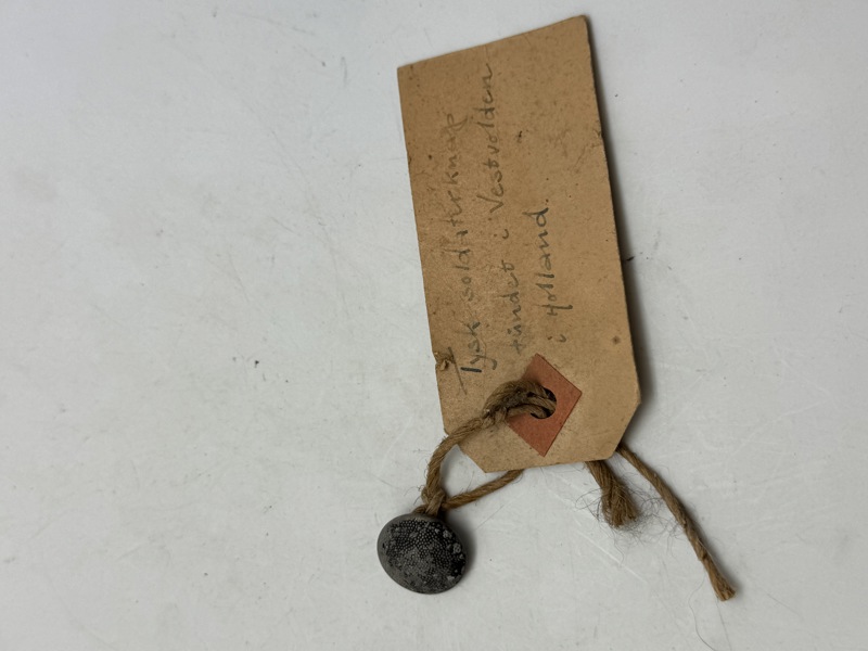 Original tysk uniformsknap fundet i Holland