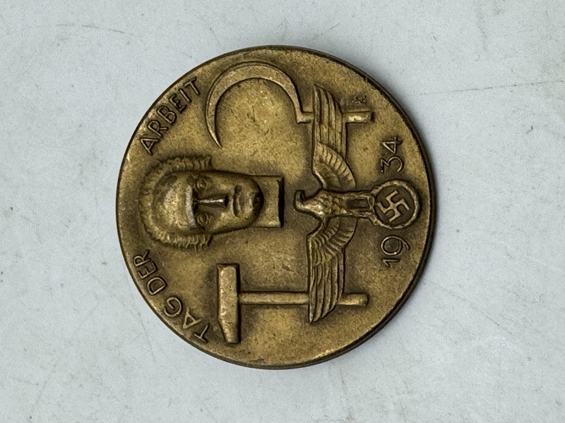 Original Tag Der Arbeit badge