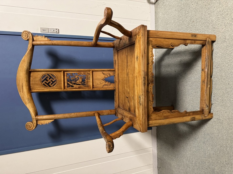 Original antik kinesisk stol med soltegn. Skal afhentes i Vordingborg, eller leveres efter aftale