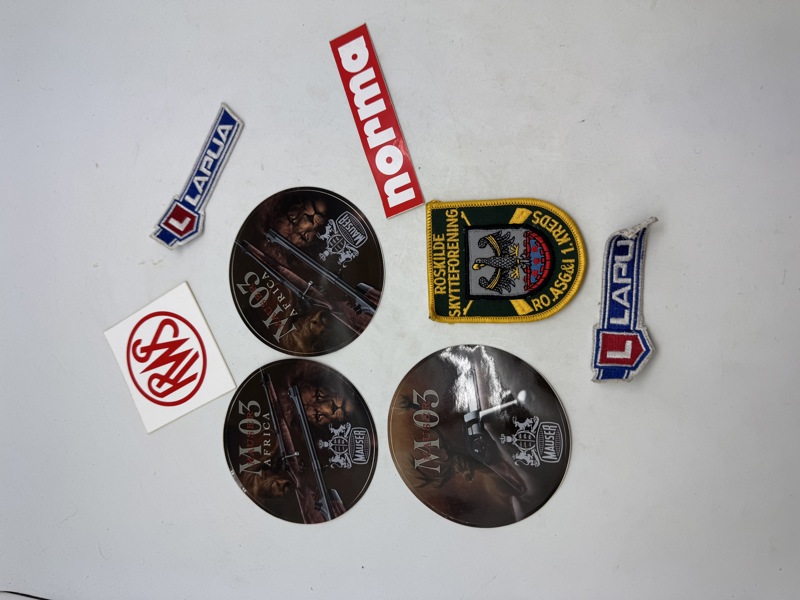 Lot mærker med reklame for diverse ammunitions fabrikanter mm.