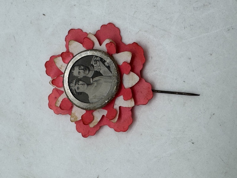 Original pin fra Kongeparrets sølvbryllup i 1923