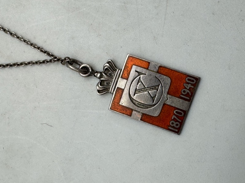 Sølvkæde med vedhæng det danske kongemærke