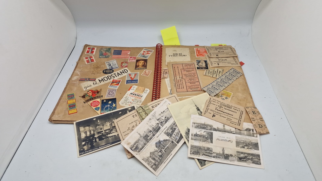 Sjælden original dansk ww2 scrapbog med masser af rationeringsmærker, biografbilletter, OPRAAB, propaganda og meget mere