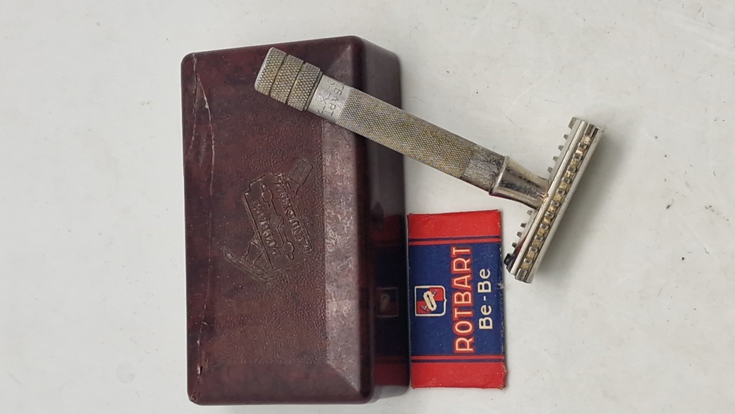 Original tysk Rotbart mond extra razor 8064/65 i bakelit æske fra ca 1940 med tilhørende barberblade i original indpakning