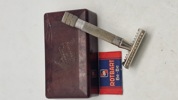 Original tysk Rotbart mond extra razor 8064/65 i bakelit æske fra ca 1940 med tilhørende barberblade i original indpakning
