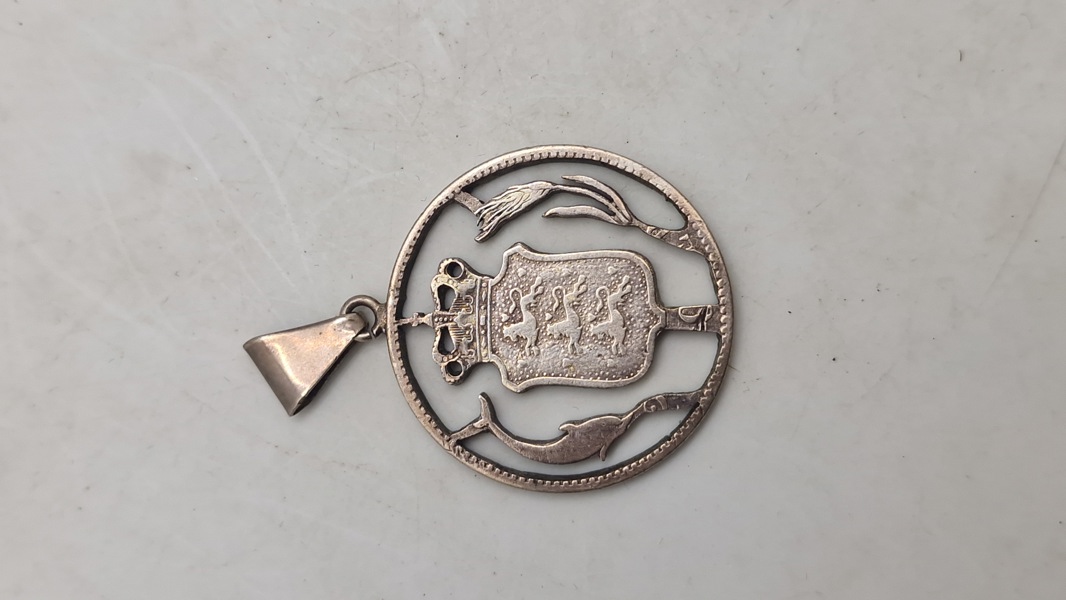 Nationalt vedhæng af sølv lavet ud af mønt sølv