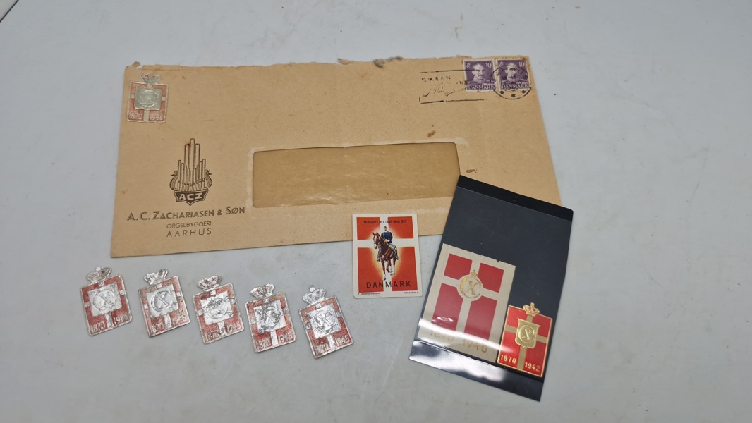 Lot originale Kong Christian X mærkater mm.