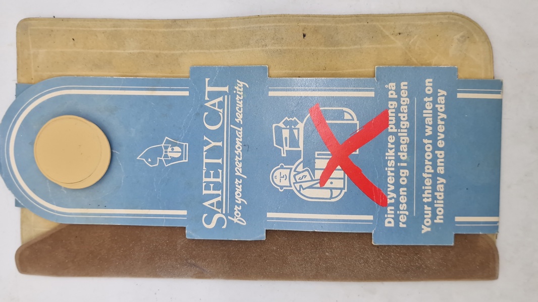 “Safety Cat" tyverisikker pung, der er designet til at blive båret under tøjet for at holde værdigenstande som penge og kort sikre på kroppen