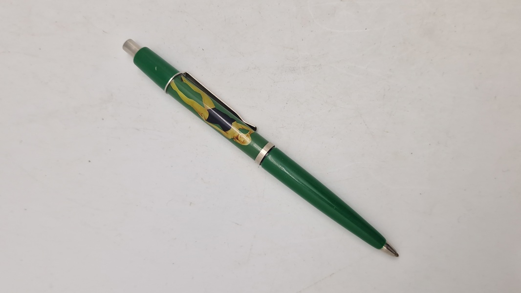 Kuglepen med fræk kvinde, som smider tøjet når man vender pennen 