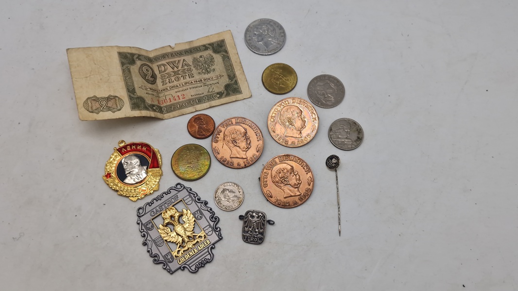 Samling diverse pins og mønter