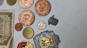 Samling diverse pins og mønter