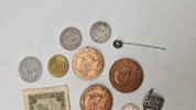 Samling diverse pins og mønter