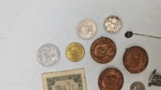 Samling diverse pins og mønter