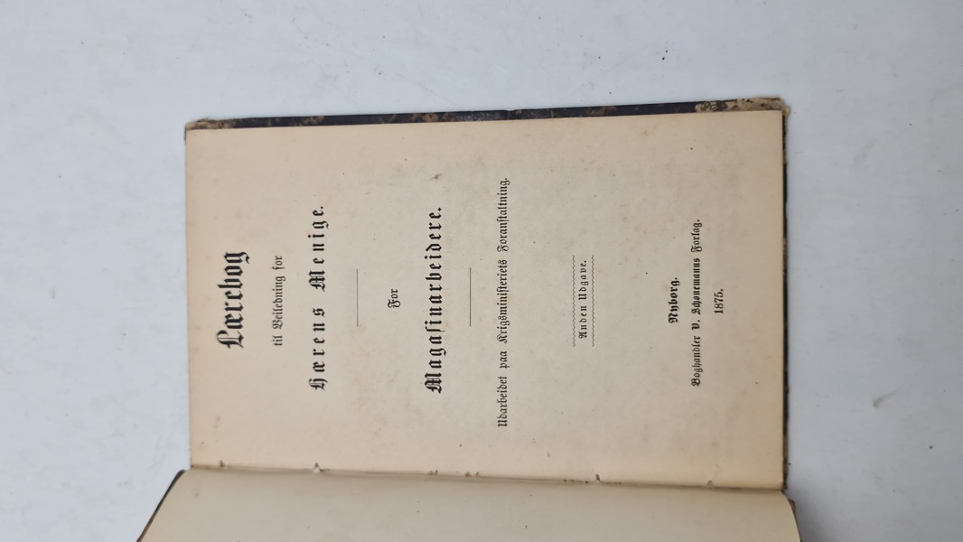 Lærebog
til Veiledning for Hærens Menige.
For Magasinarbeidere, 1875