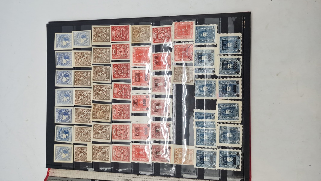 Samling frimærker i album