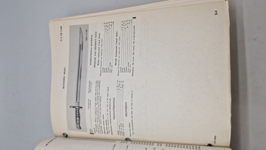 Stort instruktions ringbind med diverse våben og materiel