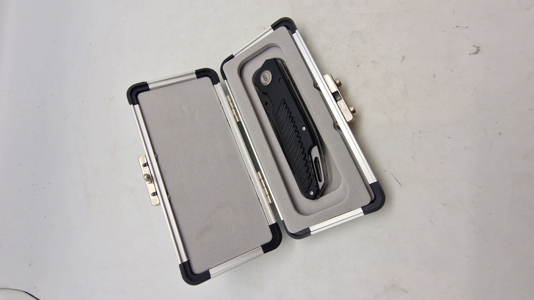 UZI defender med æske