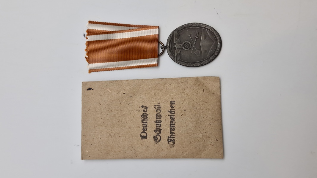 Original Westwall medalje (Deutsche Shützwall-ehrenzeichen i tildelings pose
