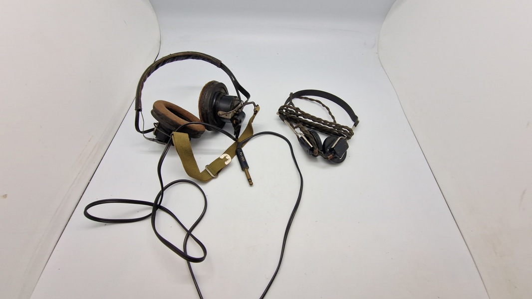 2 sæt forskellige hovedtelefoner