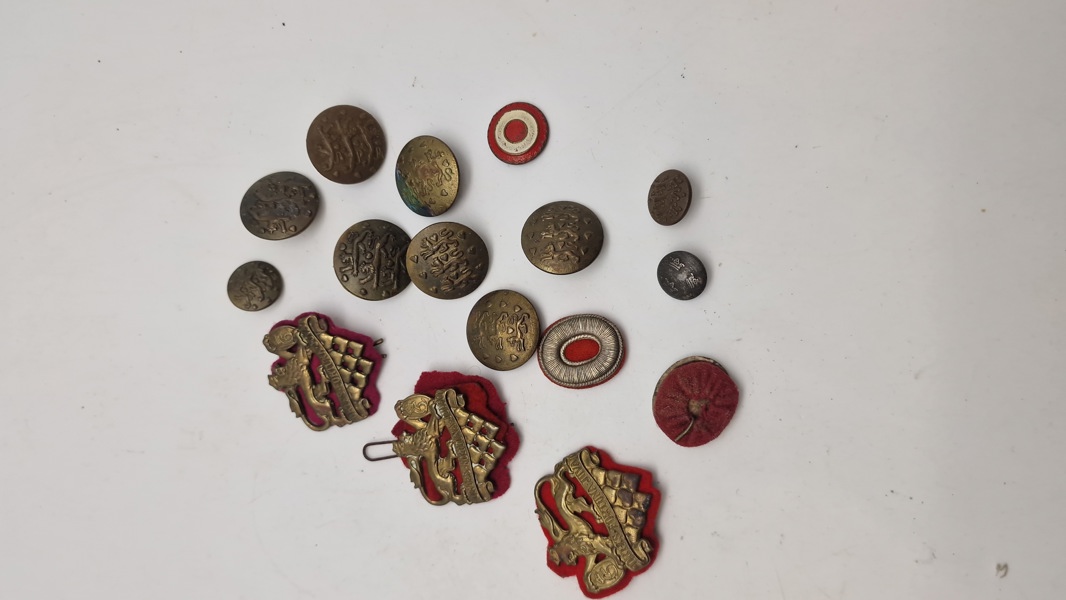 Samling regimentsmærker og knapper