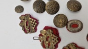 Samling regimentsmærker og knapper