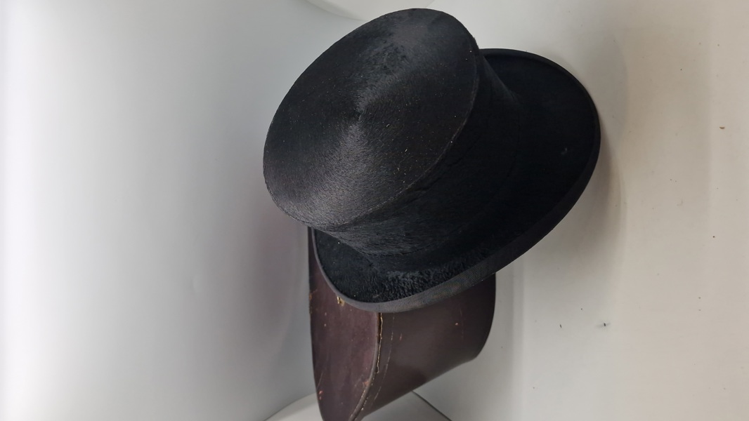 Elegant høj hat med kasse