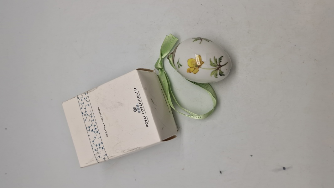 Royal Copenhagen påskeæg i porcelæn med motiv af gul anemone årgang 2008