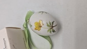 Royal Copenhagen påskeæg i porcelæn med motiv af gul anemone årgang 2008