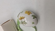 Royal Copenhagen påskeæg i porcelæn med motiv af gul anemone årgang 2008