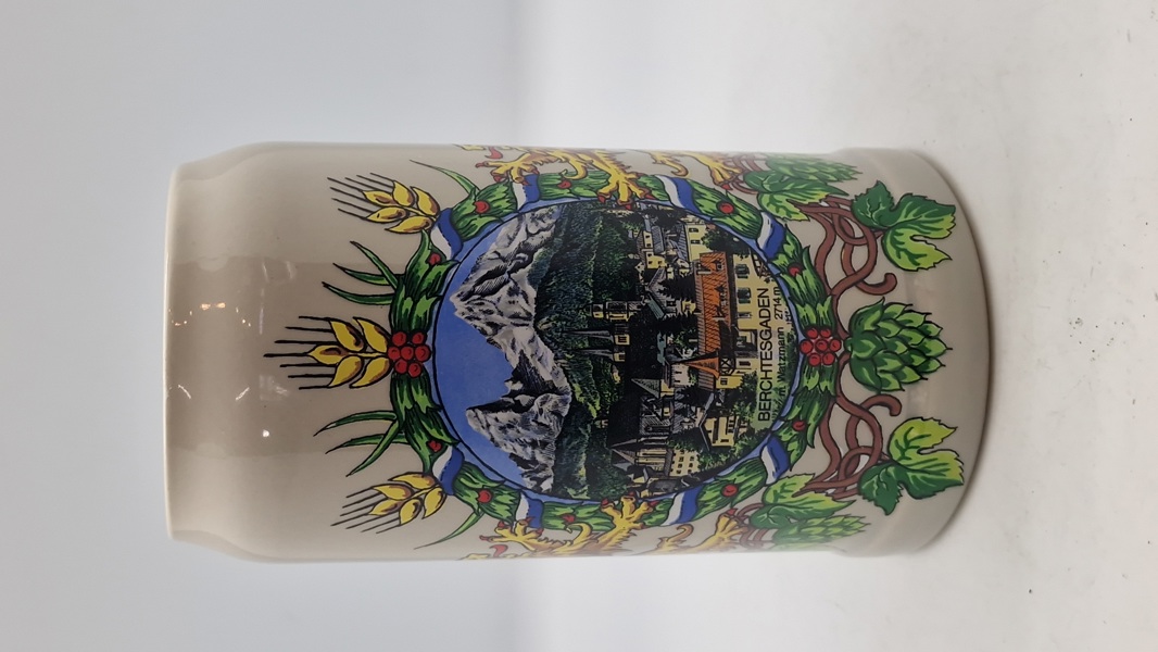 Stort keramisk ølkrus med et malet motiv af Berchtesgaden og Watzmann-bjerget.