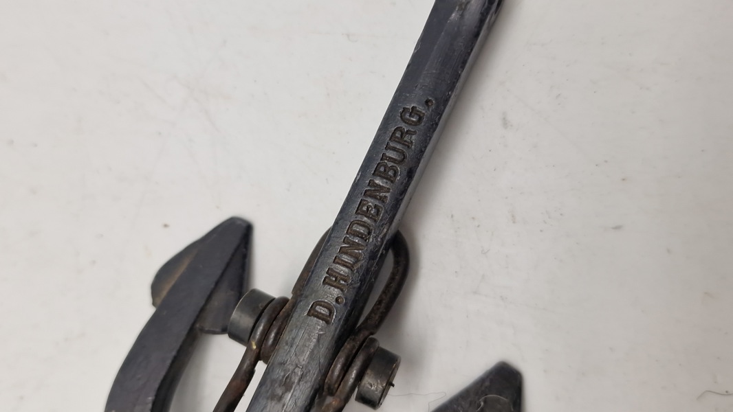 miniature-klo-type anker, også kendt som et Bruce-anker, med inskriptionen "D. HINDENBURG”.