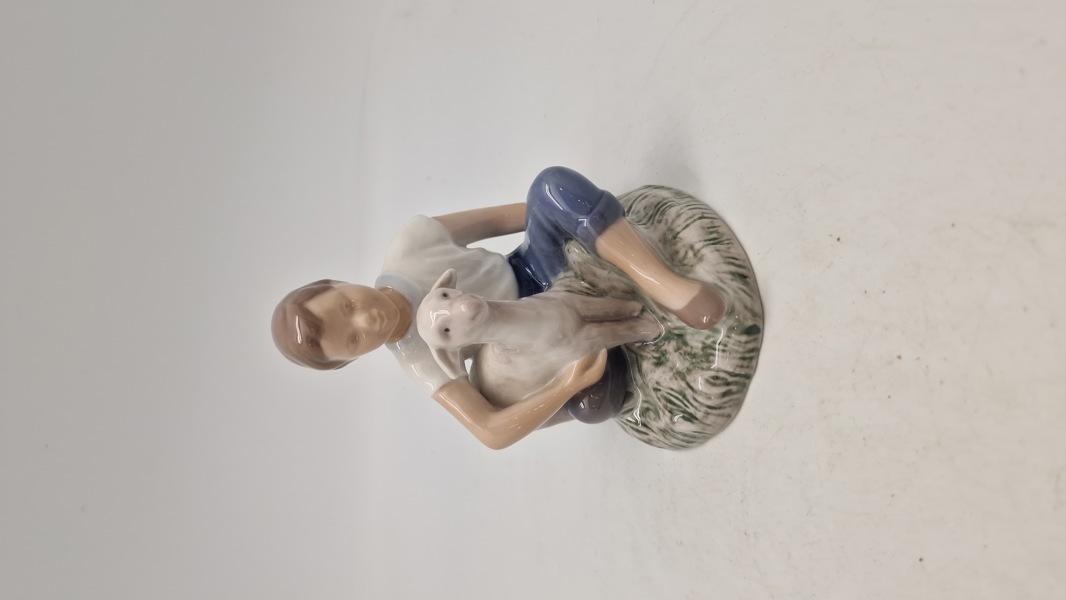 Bing & Grøndahl figur af en pige med lam, modelnummer 2336