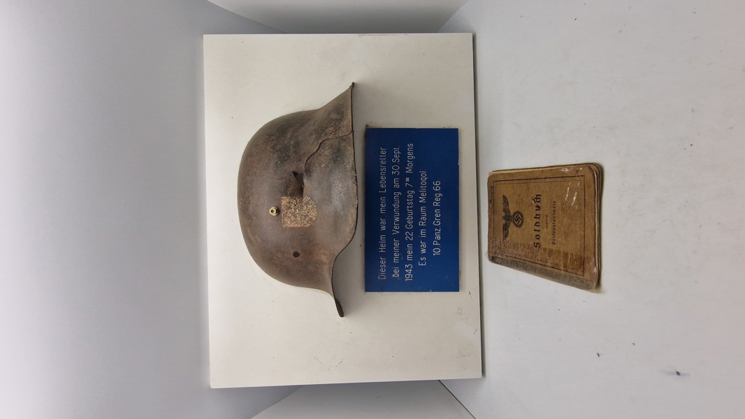 Original tysk hjelm med solbuch. Opsat på plade med fuld historie (såret på fronten) 