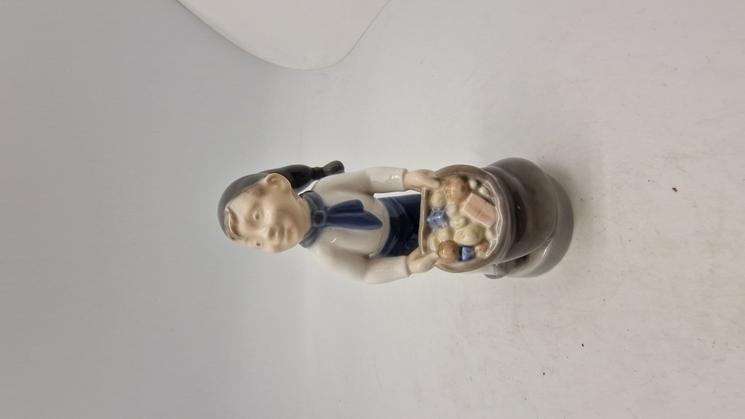 Royal Copenhagen månedsfigur, "Dreng December" (modelnummer 4534)