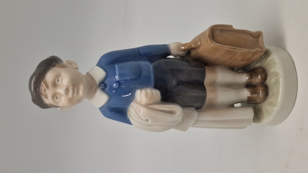 Royal Copenhagen månedsfigur kaldet "Dreng med mappe" eller "Juni Dreng"