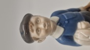 Royal Copenhagen månedsfigur kaldet "Dreng med mappe" eller "Juni Dreng"