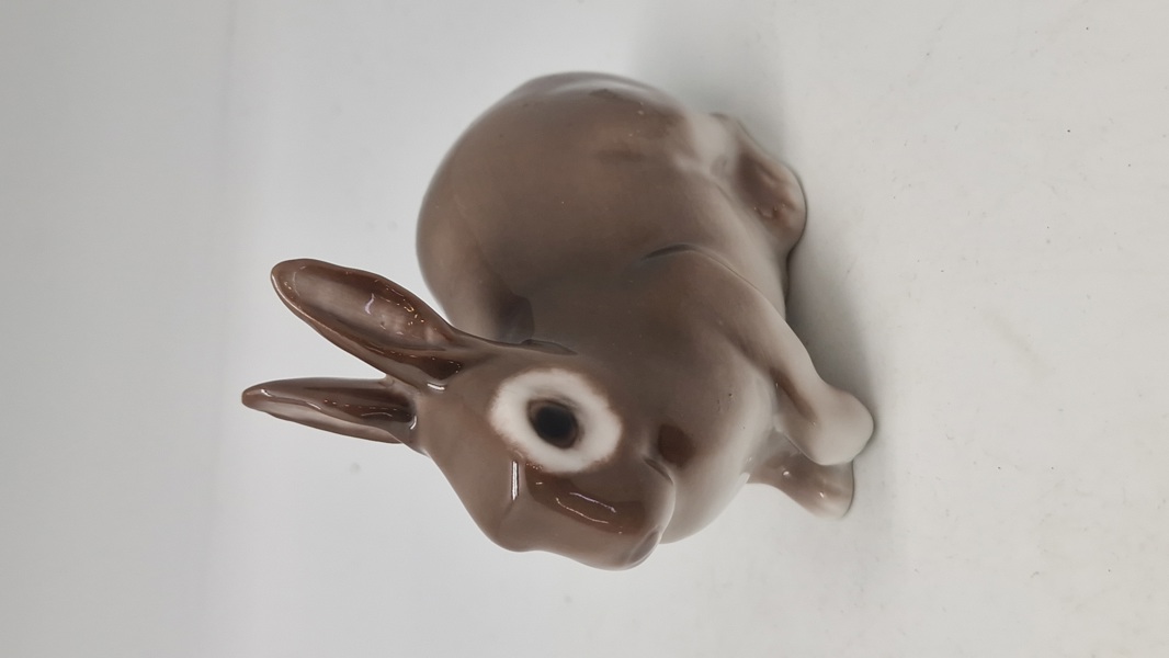 siddende brun kaninfigur fra Bing & Grøndahl, modelnummer 2422