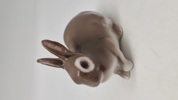 siddende brun kaninfigur fra Bing & Grøndahl, modelnummer 2422